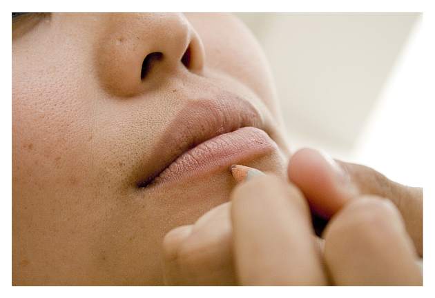 skora-twarzy-makeup- Krosty, wypryski i choroby skóry, czy jesteśmy wobec nich bezradni? Jak im zapobiegać?