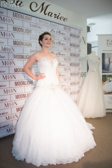 Konkurs i targi w Warszawie – ślubne marki walczą o klientów LIFESTYLE, Moda - Wymarzona suknia ślubna z najnowszej kolekcji - 2015 marki Mon Cheri to nagroda w konkursie dla przyszłych panien młodych zorganizowanym przez sieć salonów La Mariee.