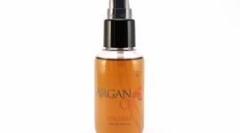 Gładka fruzura z serum BioElixire Argan Oil z olejkiem arganowym. LIFESTYLE, Uroda - Niektóre trendy nigdy nie przemijają. Mała czarna, jeansy, czerwona pomadka,czy też koński ogon zawsze będą na czasie.