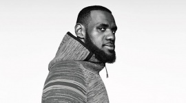 Nike Tech Knit - innowacja, technika, styl LIFESTYLE, Moda - Nim projektanci Nike zasiądą do deski kreślarskiej, zawsze konsultują pomysły ze sportowcami. Poszukują również inspiracji w historii i miejscach na całym globie. Zebrana wiedza wykorzystywana jest w propozycjach Nike Sportswear, by zapewnić komfort w codziennych wyzwaniach.