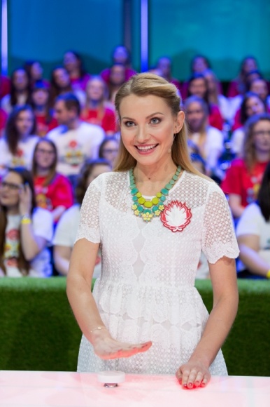 Gwiazdy wybrały sukienki marki Lavard LIFESTYLE, Moda - Gwiazdy pokochały sukienki z linii Yoshe by Lavard. Joanna Moro wybrała subtelną, białą koronkę, w której wystąpiła w programie „Kocham Cię, Polsko!”. W ostatnim odcinku show „Twoja Twarz Brzmi Znajomo” pojawiła się Ola Szwed, która postawiła na granatową kreację ze zdobieniami.