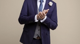 Wielki powrót trzyczęściowego garnituru. Jak go nosić? LIFESTYLE, Moda - Przez ostatnie lata postrzegany jako staroświecki i niemodny, trzyczęściowy garnitur ponownie zawitał na salonach - wiosną i latem do marynarki i spodni dołączy kamizelka. W tym sezonie nosimy ją jednak w innym kolorze niż marynarkę i spodnie.