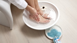 SPA dla stóp – jak przygotować je w domu? LIFESTYLE, Uroda - Na nogach spędzamy całe dnie, dlatego od czasu do czasu warto poświęcić trochę uwagi naszym stopom i przygotować dla nich wyjątkowy rytuał pielęgnacyjny. Pomoże on nie tylko utrzymać je w dobrej kondycji, ale też odpręży je i zrelaksuje.