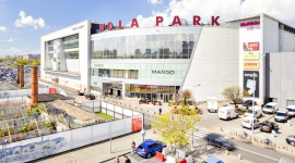 W Wola Parku ruszyły zimowe wyprzedaże LIFESTYLE, Moda - Nowy rok to dobry moment na wyciąganie wniosków oraz snucie planów na przyszłość, które często wiążą się z wprowadzaniem w życie zmian. Na początek warto pomyśleć o zmianie garderoby. Na zakupy zaprasza Wola Park, gdzie ubrania i akcesoria można teraz kupić nawet o 50% taniej.