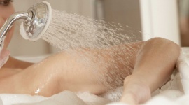 Zadbaj o skórę po ciężkiej zimie LIFESTYLE, Uroda - Kilkumiesięczna ekspozycja na niskie temperatury sprawia, że ciało po zimie potrzebuje szczególnego traktowania. Nie oznacza to jednak, że wymaga wymyślnych i kosztownych kuracji. W regeneracji zmęczonej i przesuszonej skóry skutecznie pomogą domowe kąpiele i zabiegi wodne.