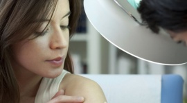 Usuwasz pieprzyk lub znamię? Sprawdź o czym musisz pamiętać LIFESTYLE, Uroda - Sprawdzamy, jakie metody usunięcia niechcianych znamion są najlepsze i co powinniśmy wiedzieć o pielęgnacji miejsca po zabiegu.