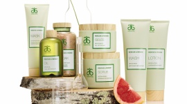 ARBONNE Rescue & Renew - wegański detoks skóry LIFESTYLE, Uroda - Arbonne już od prawie czterech dekad zajmuje się promowaniem piękna, zdrowia i dobrego samopoczucia w oparciu o formuły zawierające składniki roślinne. To marka o globalnym zasięgu z siedzibą w słonecznej Kalifornii (Irvine) w Stanach Zjednoczonych.