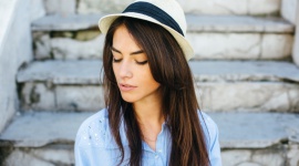 Lato to dobry czas na pielęgnację skóry LIFESTYLE, Uroda - Zadbaną i zdrową cerą chcemy cieszyć się bez względu na porę roku i pogodę za oknem, jednak latem większość z nas unika odwiedzin u kosmetologa, obawiając się ryzyka wystąpienia przebarwień.