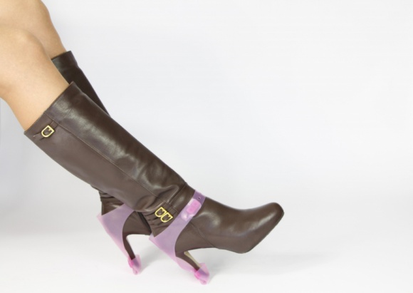 W końcu jest! Prosty sposób na ochronę damskich butów przez cały rok! LIFESTYLE, Moda - To zdecydowanie musiała wymyślić kobieta – łatwy i estetyczny sposób na skuteczną ochronę butów na obcasie dla kobiet, które na co dzień prowadzą samochody. Heelok to patent, który z całą pewnością zachwyci nie tylko miłośniczki szpilek.