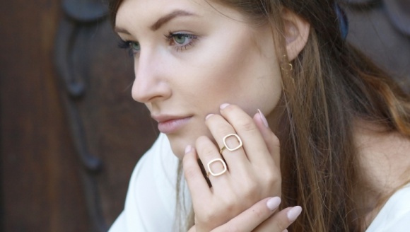 Jak najlepiej dbać o biżuterię? LIFESTYLE, Moda - Która z nas nie lubi dostawać w prezencie biżuterii? Taki upominek poprawia nam nastój i sprawia, że czujemy się wyjątkowo. Piękno biżuterii jest trwałe, ale nawet najcenniejsze klejnoty są delikatne i kruche.