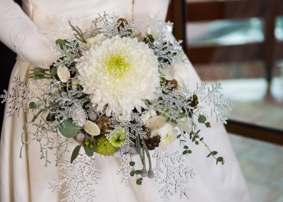 Zimowy bukiet ślubny? Chryzantemy są trendy! LIFESTYLE, Moda - Choć większość uroczystości ślubnych odbywa się wiosną i latem, część par decyduje się na ślub zimową porą. To wymarzona sceneria dla tego wyjątkowego dnia, zwłaszcza jeśli świat pokrywa idealnie komponująca się z bielą sukni panny młodej warstwa śnieżnego puchu.