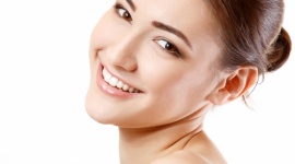 Odstające uszy, czyli kompleks od małego LIFESTYLE, Uroda - Odstające uszy to zupełnie niezależna od nas cecha wyglądu, która społecznie uznawana jest za duży defekt. Może być ona źródłem wielu kompleksów i nieprzyjemności, szczególnie w wieku dziecięcym.