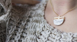 Onyks, malachit, howlit - co symbolizują? LIFESTYLE, Moda - Kamienie mogą pełnić nie tylko funkcję ponadczasowej ozdoby, ale także przynosić szczęście i pomyślność. Jak dobrać kamień do potrzeb i osobowości?