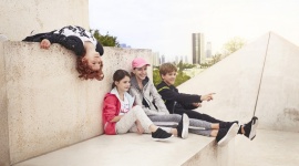 Sportowa radość w kolekcji SS18 LIFESTYLE, Moda - Kolekcja wiosna/lato marki 4F Junior nawiązuje do stylu lat 90., retro sportów i szkolnych gier drużynowych. Drugą młodość przeżywają zapomniane zabawy takie jak ping-pong, badminton, skakanka czy hula-hop.