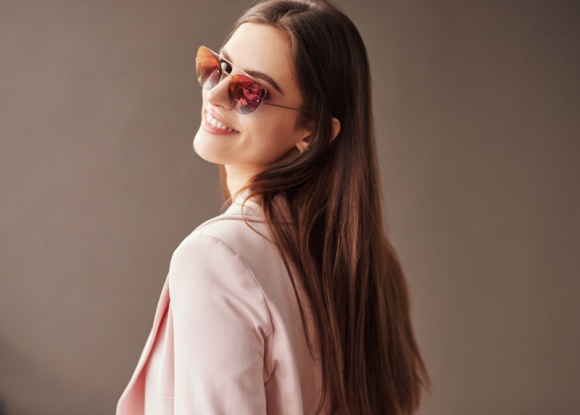 Jak wybrać okulary na majówkę? LIFESTYLE, Moda - Wielkimi krokami zbliża się wyczekiwana przez wszystkich majówka. Każdy inaczej planuje swój wypoczynek, ale wszyscy liczą na słońce. Gadżet, którego na pewno nie może zabraknąć w Twoim bagażu to okulary przeciwsłoneczne.