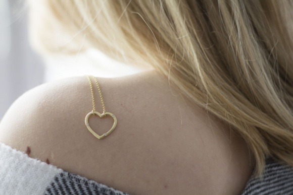 Modowe inspiracje na ciepłe dni, czyli jak wyeksponować biżuterię? LIFESTYLE, Moda - Na zewnątrz wreszcie zrobiło się ciepło, wysokie temperatury sprawiają, że zaczynamy odsłaniać coraz więcej ciała. Bluzki z dekoltem i bezrękawniki umożliwiają wyeksponowanie biżuterii i pochwalenie się designerskimi ozdobami.