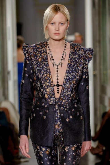 SPARK SILVER JEWELRY we współpracy z projektantem gwiazd LIFESTYLE, Moda - Tomasz Olejniczak twórca marki TOMAOTOMO swoją ostatnią kolekcję #LaDorothée zadedykował Mamie. Marka SPARK SILVER JEWELRY na zaproszenie TOMAOTOMO przygotowała, stworzoną specjalnie na potrzeby pokazu, kolekcję biżuterii z luksusowymi kryształami Swarovski Crystals.