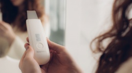 Piękna i zdrowa skóra bez wychodzenia z domu LIFESTYLE, Uroda - Marka Beautifly, lider wśród produktów kosmetologii mobilnej, do profesjonalnej pielęgnacji twarzy i ciała w zaciszu domowym, wprowadza na rynek Sonic Skin Scrubber - urządzenie do peelingu kawitacyjnego.