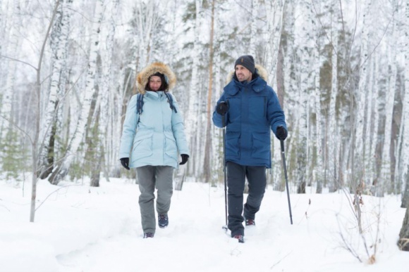 My się zimy nie boimy! LIFESTYLE, Moda - Tej zimy jedyną zasadą jest radość z wędrówki! Skorzystajmy ze zbliżającego się zimowego czasu i nie rezygnujmy z rodzinnych spacerów. Albowiem chłodne miesiące potrafią dostarczyć równie wiele radości, co te letnie!