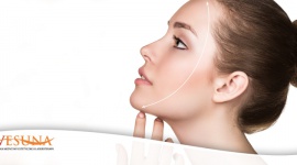 Wolumetria w walce ze starzeniem LIFESTYLE, Uroda - Obwisłe policzki, podbródek czy skóra na szyi w wyniku utraty jej elastyczności? Zanik naturalnego owalu twarzy zaczyna być widoczny najczęściej po 40 roku życia. W jaki sposób wymodelować skórę, by zatrzymać oznaki upływającego czasu?