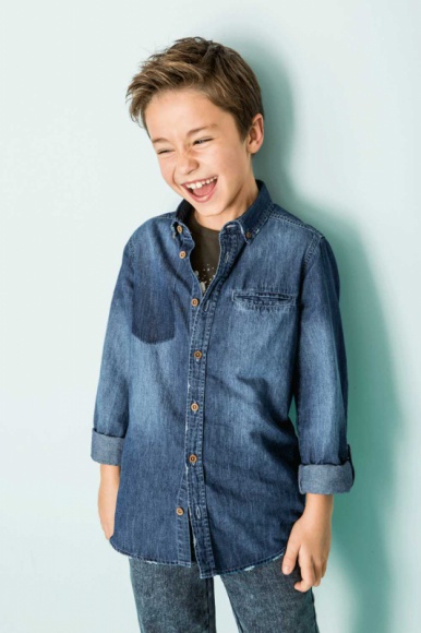 Koszula: obowiązkowy element każdej garderoby. LIFESTYLE, Moda - Mało jest tak uniwersalnych elementów garderoby jak koszula. Nie może jej zabraknąć w szafie dorosłego pracującego mężczyzny, nastolatków, które czekają ważne egzaminy, kobiet, które – w zależności od okazji – chcą się prezentować elegancko lub „na luzie”.