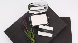 4 pytania do wizażystki o konturowanie twarzy LIFESTYLE, Uroda - Modelowanie twarzy za pomocą gry światła i cienia to element sztuki wizażu, który na co dzień stosuje coraz więcej kobiet. W jaki sposób nadać twarzy odpowiednie proporcje, optycznie ją wyszczuplić oraz ukryć mankamenty? Radzi Anna Lohmann, wizażystka marki Und Gretel.