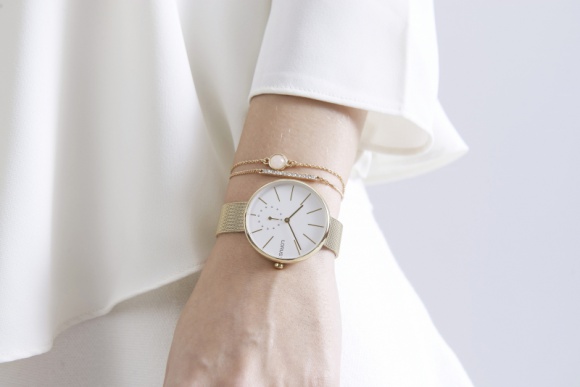 Idź z duchem czasu – trendy zegarkowe na najbliższy sezon LIFESTYLE, Moda - Choć pogoda za oknem coraz częściej nas nie rozpieszcza, ten sezon – w kwestii mody – będzie wyjątkowo gorący. Nie tylko, jeśli chodzi o ubrania czy buty, ale także dodatki, które zyskują coraz większe znaczenie przy tworzeniu stylowej, przebojowej stylizacji.