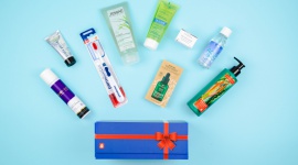 Letni SuperBox od Super-Pharm LIFESTYLE, Uroda - W sierpniowe dni wiele czasu spędzamy na łonie natury, korzystając z ciepłych promieni słońca. Z chęcią choć na chwilę odrywamy się od codziennego zgiełku miasta, by odpocząć i naładować baterie.