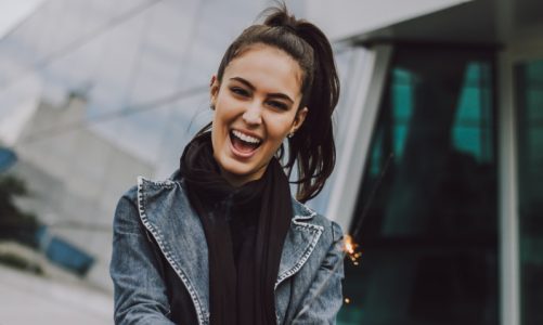 Rekonstrukcja-usmiechu Rekonstrukcja uśmiechu odmładza i dodaje skrzydeł – na czym polega zabieg i co można zyskać?